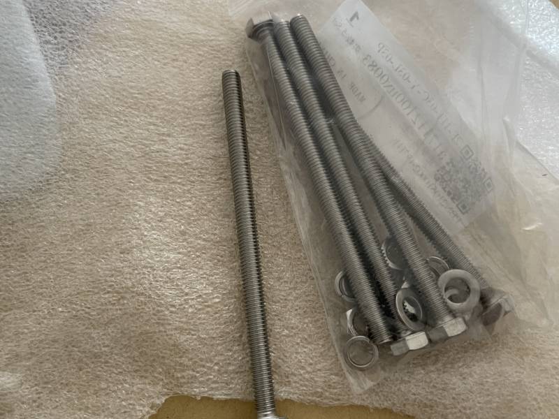 Vis et contre écrou pour traverser pivot Vis et contre écrou pour traverser pivot