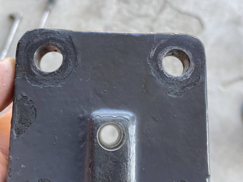 Agrandissement du trou une fois que le pont a été percé pour la vis m6 puisse... Agrandissement du trou une fois que le pont a été percé pour la vis m6 puisse...